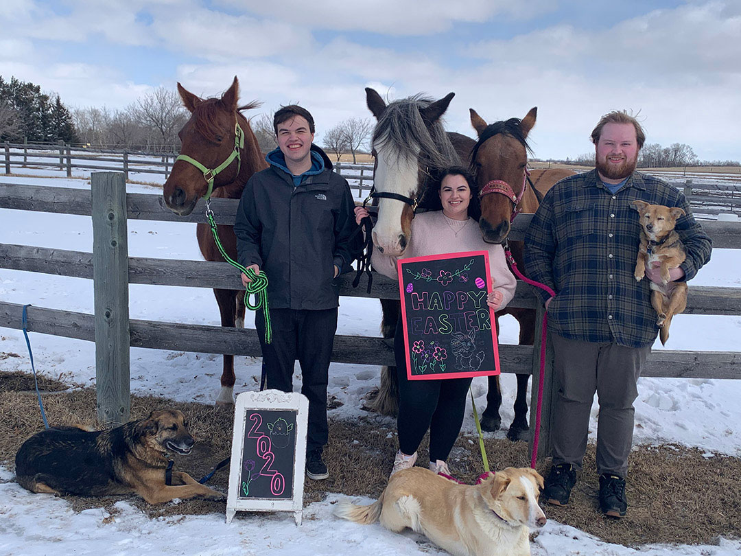 Cindy and Greg Fowler’s three children—Matthew, Jordan and Brooke—pose with their three horses and three dogs on the family acreage. (Photo: Submitted)